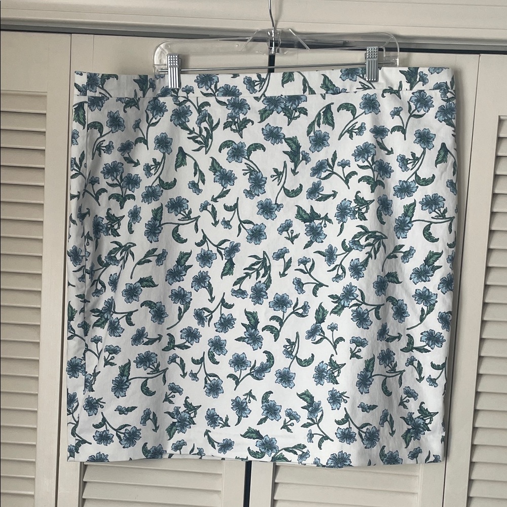 NWOT J. Crew Factory printed pencil Skirt Sz 22 white w/ blue Floral Print lined